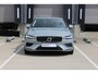 Volvo V60 T6 Plug-in hybrid AWD Essential | Adaptieve Cruise Control Met Stuurhulp | BLIS Dodehoekdetectie | 19 inch lichtmetalen velgen | Verwarmbare Voor- en Achterstoelen | Stuurwielverwarming | Automatisch Dimmende Binnen- en Buitenspiegels | Park Assist Voor & Achter incl. Parkeercamera | Google Services | Elektrisch Verstelbare Lendensteun Met 2-Weg Verstelling