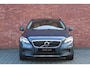 Volvo V40 Cross Country T3 Polar+ Luxury | Trekhaak | Panoramadak | Cruise Control | Navigatie | Bluetooth Telefonie & Multimedia | Verwarmbare Voorstoelen | Harman Kardon | Extra Getint Glas