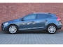 Volvo V40 Cross Country T3 Polar+ Luxury | Trekhaak | Panoramadak | Cruise Control | Navigatie | Bluetooth Telefonie & Multimedia | Verwarmbare Voorstoelen | Harman Kardon | Extra Getint Glas