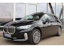 BMW 2-Serie Active Tourer (u06) 225e XDRIVE 245PK LUXURY LINE Panodak | Trekhaak | Leer | Memory | Camera | Live Cockpit |