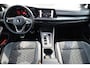 Volkswagen Golf 1.5 eTSI R-Line Business+ panoramadak, 18" LMV Bakersfield, LED matrix,  navigatie, stoelverwarming, side assist, ACC,  spiegel pakket, stuurwielverwarming, privacy glas.