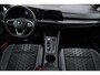 Volkswagen Golf 1.5 eTSI R-Line Business+ 150PK / 110kW DSG, Panoramadak, 18" 'Bakersfield' LMV, LED Matrix (IQ.Lights), navigatie, verwarmbare voorstoelen, dodehoekdetectie (side assist), adaptieve cruise control (acc), elektrisch verstel-, verwarm- en inklapbare buitenspiegels (spiegel pakket), verwarmbaar multifunctioneel lederen stuurwiel, privacy glas, Apple Carplay & Android Auto, DAB+, achteruitrijcamera (rear view), parkeersensoren voor en achter (pdc), keyless start & entry etc.
