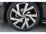 Volkswagen Golf 1.5 eTSI R-Line Business+ panoramadak, 18" LMV Bakersfield, LED matrix,  navigatie, stoelverwarming, side assist, ACC,  spiegel pakket, stuurwielverwarming, privacy glas.
