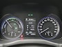 Hyundai Kona 1.6 GDI HEV Premium Automaat / Trekhaak / Lederen bekleding / HUD Display / Navigatie / Adaptieve Cruise Control / Elektrisch stoel voor / Stoel verwarming & koeling voor / NL Auto / Historie aanwezig /