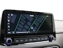 Hyundai Kona 1.6 GDI HEV Premium Automaat / Trekhaak / Lederen bekleding / HUD Display / Navigatie / Adaptieve Cruise Control / Elektrisch stoel voor / Stoel verwarming & koeling voor / NL Auto / Historie aanwezig /