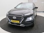 Hyundai Kona 1.6 GDI HEV Premium Automaat / Trekhaak / Lederen bekleding / HUD Display / Navigatie / Adaptieve Cruise Control / Elektrisch stoel voor / Stoel verwarming & koeling voor / NL Auto / Historie aanwezig /