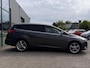Ford Focus Wagon 1.0 Titanium 125PK Nieuwe Distributieriem!! Trekhaak Camera Bind-Spot Xenon Navi Cruise Half-Leder Voorruitverwarming *1ste Eigenaar*