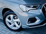 Audi Q3 35 TFSI Advanced edition Plus | 1e Eigenaar | Trekhaak (wegklapbaar) | Origineel Nederlands | Camera | Elektrisch verstelbare stoel(en) met geheugen | Chronos Grijs Metallic | LED | Alcantara | Virtual Cockpit | Elektrische Kofferklep |