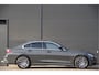BMW 3-Serie 330e M-SPORT SCHUIFDAK, INDIVIDUAL LEDER, LASER, HUD, HARMAN/KARDON, ADAPT. CRUISE, SPORTSTOELEN, DRAVIT GRAU