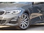 BMW 3-Serie 330e M-SPORT SCHUIFDAK, INDIVIDUAL LEDER, LASER, HUD, HARMAN/KARDON, ADAPT. CRUISE, SPORTSTOELEN, DRAVIT GRAU