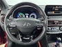 Hyundai Kona 1.6 GDI HEV PREMIUM SKY | TREKHAAK | OPEN DAK | LEDER | NAVI | CLIMA | CRUISE ADAPT. | CAMERA | 18'' LM VELGEN | APPLE CAR PLAY & ANDROID AUTO | STOEL- & STUURVERWARMING | LAGE KMSTAND! |