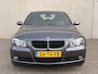 BMW 3-Serie 320i Ori NL NAP Leder Stoelverw Trekhaak AllSeason 17''