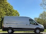 Ford Transit 350 2.0 TDCI L3H2 AUTOMAAT - Camera - Voorruitverw - Airco - Trekhaak - drie zitplaatsen - APPLE CARPLAY