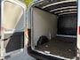 Ford Transit 350 2.0 TDCI L3H2 AUTOMAAT - Camera - Voorruitverw - Airco - Trekhaak - drie zitplaatsen - APPLE CARPLAY