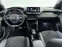 Peugeot e-2008 EV GT Pack 50 kWh | Alcantara Bekleding met Elektrisch verstelbare bestuurdersstoel | Camera | Accu 99% | CarPlay | Stoelverwarming | Adaptieve Cruise Control | Keyless Entry/Start | Warmtepomp