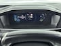 Peugeot e-2008 EV GT Pack 50 kWh | Alcantara Bekleding met Elektrisch verstelbare bestuurdersstoel | Camera | Accu 99% | CarPlay | Stoelverwarming | Adaptieve Cruise Control | Keyless Entry/Start | Warmtepomp