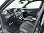 Peugeot e-2008 EV GT Pack 50 kWh | Alcantara Bekleding met Elektrisch verstelbare bestuurdersstoel | Camera | Accu 99% | CarPlay | Stoelverwarming | Adaptieve Cruise Control | Keyless Entry/Start | Warmtepomp