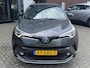 Toyota C-HR / C-HR+ 1.8 Hybrid EXECUTIVE TREKHAAK STOEL/STUURVERW BLIND SPOT SIDEBARS PARK-SENSOREN LED KEYLESS 18'' LM-VELGEN NAVI JBL-AUDIO NL-AUTO