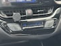 Toyota C-HR / C-HR+ 1.8 Hybrid EXECUTIVE TREKHAAK STOEL/STUURVERW BLIND SPOT SIDEBARS PARK-SENSOREN LED KEYLESS 18'' LM-VELGEN NAVI JBL-AUDIO NL-AUTO