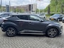 Toyota C-HR / C-HR+ 1.8 Hybrid EXECUTIVE TREKHAAK STOEL/STUURVERW BLIND SPOT SIDEBARS PARK-SENSOREN LED KEYLESS 18'' LM-VELGEN NAVI JBL-AUDIO NL-AUTO
