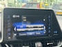 Toyota C-HR / C-HR+ 1.8 Hybrid EXECUTIVE TREKHAAK STOEL/STUURVERW BLIND SPOT SIDEBARS PARK-SENSOREN LED KEYLESS 18'' LM-VELGEN NAVI JBL-AUDIO NL-AUTO