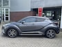Toyota C-HR / C-HR+ 1.8 Hybrid EXECUTIVE TREKHAAK STOEL/STUURVERW BLIND SPOT SIDEBARS PARK-SENSOREN LED KEYLESS 18'' LM-VELGEN NAVI JBL-AUDIO NL-AUTO
