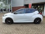 Toyota Yaris 1.5 Hybrid EXECUTIVE STOELVERW HEAD-UP PARK-SENSOREN BLIND SPOT 17'' LM-VELGEN NAVI CLIMA BI-TONE LEER/STOF LED APPLE/ADROID