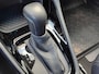 Toyota Yaris 1.5 Hybrid EXECUTIVE STOELVERW HEAD-UP PARK-SENSOREN BLIND SPOT 17'' LM-VELGEN NAVI CLIMA BI-TONE LEER/STOF LED APPLE/ADROID