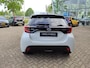 Toyota Yaris 1.5 Hybrid EXECUTIVE STOELVERW HEAD-UP PARK-SENSOREN BLIND SPOT 17'' LM-VELGEN NAVI CLIMA BI-TONE LEER/STOF LED APPLE/ADROID