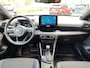 Toyota Yaris 1.5 Hybrid EXECUTIVE STOELVERW HEAD-UP PARK-SENSOREN BLIND SPOT 17'' LM-VELGEN NAVI CLIMA BI-TONE LEER/STOF LED APPLE/ADROID