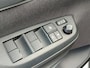 Toyota Yaris 1.5 Hybrid EXECUTIVE STOELVERW HEAD-UP PARK-SENSOREN BLIND SPOT 17'' LM-VELGEN NAVI CLIMA BI-TONE LEER/STOF LED APPLE/ADROID