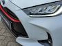 Toyota Yaris 1.5 Hybrid EXECUTIVE STOELVERW HEAD-UP PARK-SENSOREN BLIND SPOT 17'' LM-VELGEN NAVI CLIMA BI-TONE LEER/STOF LED APPLE/ADROID