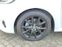 Toyota Yaris 1.5 Hybrid EXECUTIVE STOELVERW HEAD-UP PARK-SENSOREN BLIND SPOT 17'' LM-VELGEN NAVI CLIMA BI-TONE LEER/STOF LED APPLE/ADROID