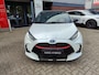 Toyota Yaris 1.5 Hybrid EXECUTIVE STOELVERW HEAD-UP PARK-SENSOREN BLIND SPOT 17'' LM-VELGEN NAVI CLIMA BI-TONE LEER/STOF LED APPLE/ADROID