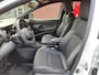 Toyota Yaris 1.5 Hybrid EXECUTIVE STOELVERW HEAD-UP PARK-SENSOREN BLIND SPOT 17'' LM-VELGEN NAVI CLIMA BI-TONE LEER/STOF LED APPLE/ADROID