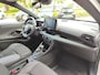 Toyota Yaris 1.5 Hybrid EXECUTIVE STOELVERW HEAD-UP PARK-SENSOREN BLIND SPOT 17'' LM-VELGEN NAVI CLIMA BI-TONE LEER/STOF LED APPLE/ADROID