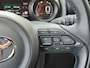 Toyota Yaris 1.5 Hybrid EXECUTIVE STOELVERW HEAD-UP PARK-SENSOREN BLIND SPOT 17'' LM-VELGEN NAVI CLIMA BI-TONE LEER/STOF LED APPLE/ADROID