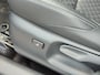 Toyota Yaris 1.5 Hybrid EXECUTIVE STOELVERW HEAD-UP PARK-SENSOREN BLIND SPOT 17'' LM-VELGEN NAVI CLIMA BI-TONE LEER/STOF LED APPLE/ADROID