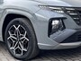 Hyundai Tucson 1.6 T-GDI PHEV N Line Edition 4WD / Fabrieksgarantie tot 03-2027 / Dealer onderhouden / Automaat / 1.350kg afn. trekhaak / Elektrische klep / Camera / Stuur- & stoelverwarming / Navigatie / Apple Carplay Android / 19" LM wielen /