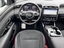 Hyundai Tucson 1.6 T-GDI PHEV N Line Edition 4WD / Fabrieksgarantie tot 03-2027 / Dealer onderhouden / Automaat / 1.350kg afn. trekhaak / Elektrische klep / Camera / Stuur- & stoelverwarming / Navigatie / Apple Carplay Android / 19" LM wielen /