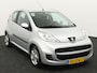 Peugeot 107 1.0-12V XR AIRCO CENTVERGR ELECRAAM AUDIO AUX EN USB Op zoek naar een betaalbare en zuinige auto? Deze Peugeot 107 1.0-12V XR uit 2009 is een ideale keuze!  Dankzij het compacte formaat is hij perfect voor in de stad en makkelijk te parkeren. D