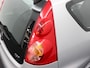 Peugeot 107 1.0-12V XR AIRCO CENTVERGR ELECRAAM AUDIO AUX EN USB Op zoek naar een betaalbare en zuinige auto? Deze Peugeot 107 1.0-12V XR uit 2009 is een ideale keuze!  Dankzij het compacte formaat is hij perfect voor in de stad en makkelijk te parkeren. D