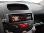 Peugeot 107 1.0-12V XR AIRCO CENTVERGR ELECRAAM AUDIO AUX EN USB Op zoek naar een betaalbare en zuinige auto? Deze Peugeot 107 1.0-12V XR uit 2009 is een ideale keuze!  Dankzij het compacte formaat is hij perfect voor in de stad en makkelijk te parkeren. D