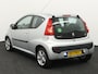 Peugeot 107 1.0-12V XR AIRCO CENTVERGR ELECRAAM AUDIO AUX EN USB Op zoek naar een betaalbare en zuinige auto? Deze Peugeot 107 1.0-12V XR uit 2009 is een ideale keuze!  Dankzij het compacte formaat is hij perfect voor in de stad en makkelijk te parkeren. D