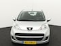 Peugeot 107 1.0-12V XR AIRCO CENTVERGR ELECRAAM AUDIO AUX EN USB Op zoek naar een betaalbare en zuinige auto? Deze Peugeot 107 1.0-12V XR uit 2009 is een ideale keuze!  Dankzij het compacte formaat is hij perfect voor in de stad en makkelijk te parkeren. D