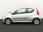 Peugeot 107 1.0-12V XR AIRCO CENTVERGR ELECRAAM AUDIO AUX EN USB Op zoek naar een betaalbare en zuinige auto? Deze Peugeot 107 1.0-12V XR uit 2009 is een ideale keuze!  Dankzij het compacte formaat is hij perfect voor in de stad en makkelijk te parkeren. D