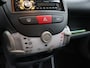 Peugeot 107 1.0-12V XR AIRCO CENTVERGR ELECRAAM AUDIO AUX EN USB Op zoek naar een betaalbare en zuinige auto? Deze Peugeot 107 1.0-12V XR uit 2009 is een ideale keuze!  Dankzij het compacte formaat is hij perfect voor in de stad en makkelijk te parkeren. D