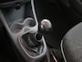 Peugeot 107 1.0-12V XR AIRCO CENTVERGR ELECRAAM AUDIO AUX EN USB Op zoek naar een betaalbare en zuinige auto? Deze Peugeot 107 1.0-12V XR uit 2009 is een ideale keuze!  Dankzij het compacte formaat is hij perfect voor in de stad en makkelijk te parkeren. D