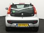 Peugeot 107 1.0-12V XR AIRCO CENTVERGR ELECRAAM AUDIO AUX EN USB Op zoek naar een betaalbare en zuinige auto? Deze Peugeot 107 1.0-12V XR uit 2009 is een ideale keuze!  Dankzij het compacte formaat is hij perfect voor in de stad en makkelijk te parkeren. D