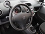 Peugeot 107 1.0-12V XR AIRCO CENTVERGR ELECRAAM AUDIO AUX EN USB Op zoek naar een betaalbare en zuinige auto? Deze Peugeot 107 1.0-12V XR uit 2009 is een ideale keuze!  Dankzij het compacte formaat is hij perfect voor in de stad en makkelijk te parkeren. D